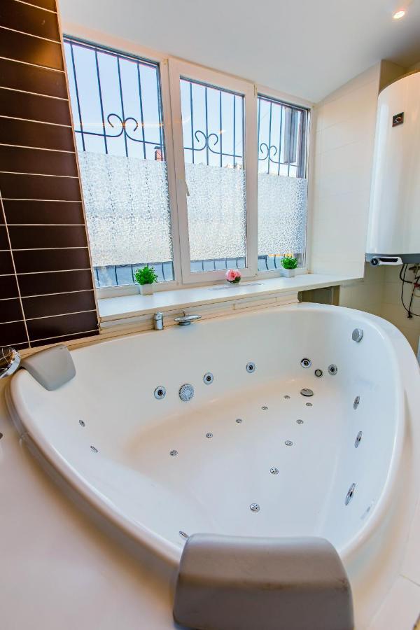 Big Jacuzzi , Sauna , Khreshchatyk Apartments Kiev Exterior foto